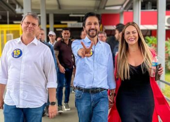 O prefeito reeleito de São Paulo, Ricardo Nunes acompanhado da mulher Regina do governador de São Paulo, Tarcísio de Freitas (Foto: Divulgação/Instagram)