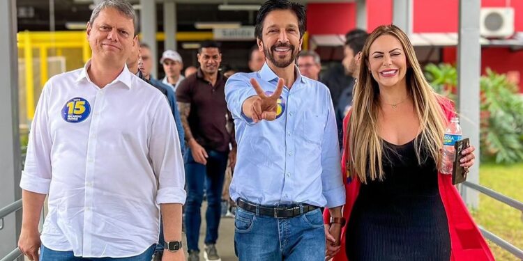 O prefeito reeleito de São Paulo, Ricardo Nunes acompanhado da mulher Regina do governador de São Paulo, Tarcísio de Freitas (Foto: Divulgação/Instagram)