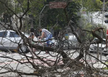 Rua do bairro Bom Retiro em São Paulo, afetada pela falta de energia elétrica (Foto: Paulo Pinto/ Agência Brasil)