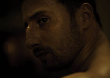 Ator olhando misteriosamente Créditos: ©Drafthouse Films.