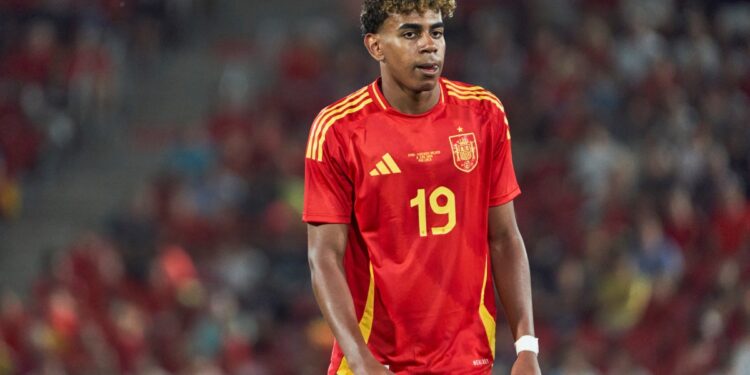 Conheça Lamine Yamal: A nova joia da Espanha veste a camisa 10