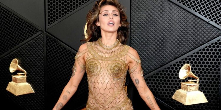 De estrela teen a ícone pop: A jornada de Miley Cyrus e sua incrível fortuna.