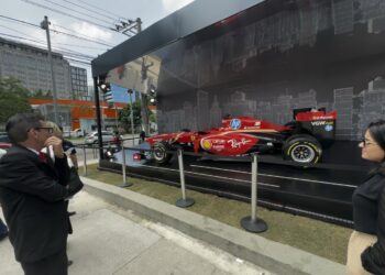 Carro da Ferrari na avenida JK, em São Paulo (Foto: Maurílio Goeldner)