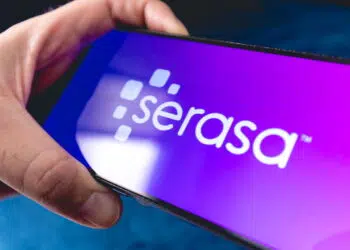 Celular com logo da serasa - Créditos: depositphotos.com / rmcarvalhobsb