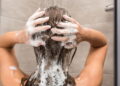 Mulher lavando o cabelo com shampoo - Créditos: depositphotos.com / IgorVetushko
