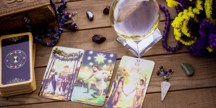 Tarô: o que as cartas revelam sobre o amor em Libra, Aquário e Peixes