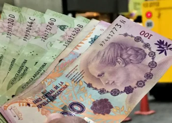 Peso argentino atinge a marca de 1.000 por dólar