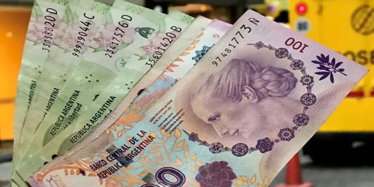 Peso argentino atinge a marca de 1.000 por dólar