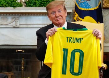 Donald Trump exibe camisa da seleção brasileira com seu nome durante encontro com o então presidente do Brasil Jair Bolsonaro (Foto: Alan Santos/PR)