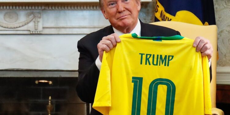 Donald Trump exibe camisa da seleção brasileira com seu nome durante encontro com o então presidente do Brasil Jair Bolsonaro (Foto: Alan Santos/PR)