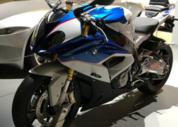 BMW S 1000 R de frente | Veja essa imagem em: Wikimedia Commons