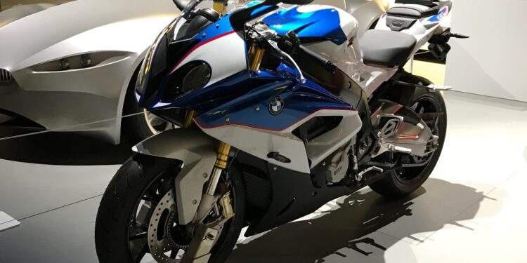 BMW S 1000 R de frente | Veja essa imagem em: Wikimedia Commons