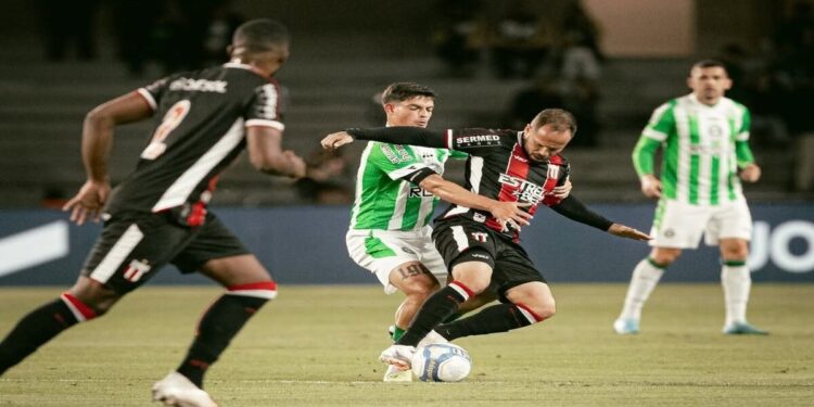 Brasileirão Série B: Coritiba perde para o Botafogo-SP e é vaiado pela torcida.