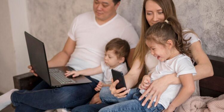 Casas com acesso à internet no Brasil passou de 13% para 85% em 20 anos.