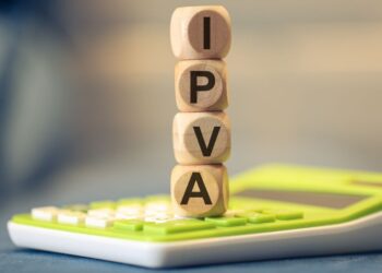 A sigla IPVA escrita em cubos de madeira | Créditos: depositphotos.com / rmcarvalhobsb