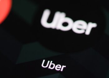 Ícone do aplicativo da Uber na tela de um celular | Veja essa imagem em: Flickr | Criador: Ivan Radic | Direitos autorais: Ivan Radic