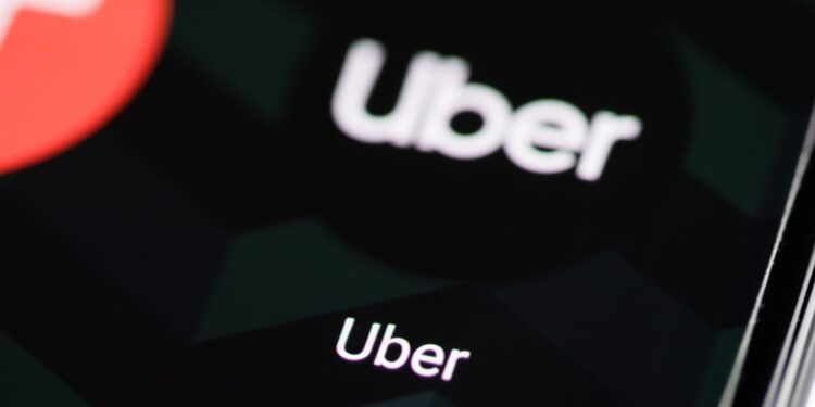 Ícone do aplicativo da Uber na tela de um celular | Veja essa imagem em: Flickr | Criador: Ivan Radic | Direitos autorais: Ivan Radic