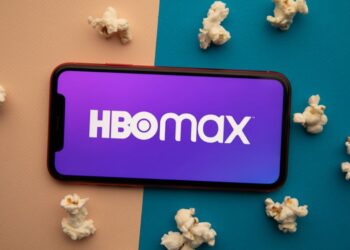 Logotipo da HBO Max em um celular | Créditos: depositphotos.com / burdun