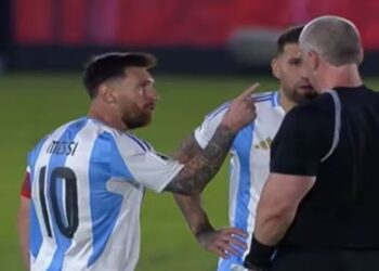 Lionel Messi se irrita e cobra árbitro brasileiro por falta não marcada. Confira!