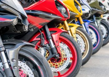 Motos estacionadas em fila | Créditos: depositphotos.com / BiancoBlue