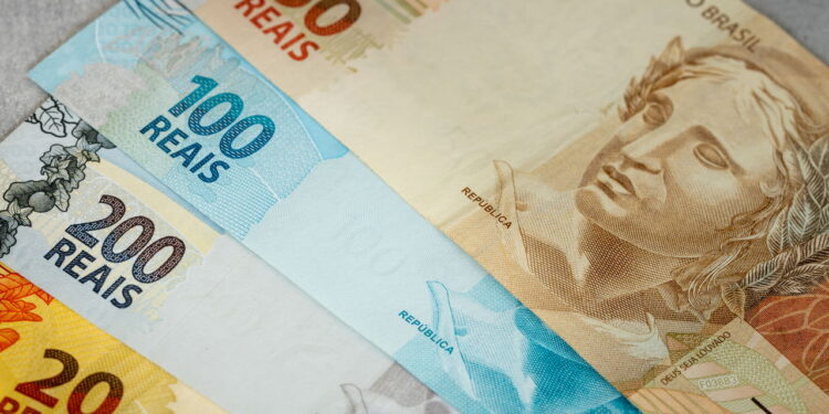 XP projeta salário mínimo de R$ 1.524 em 2025, impulsionado pela inflação!