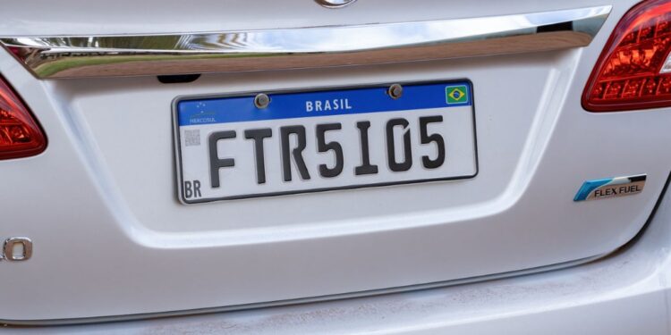 Placa Mercosul do Brasil na traseira de um carro | Créditos: depositphotos.com / softkrafts.live.com