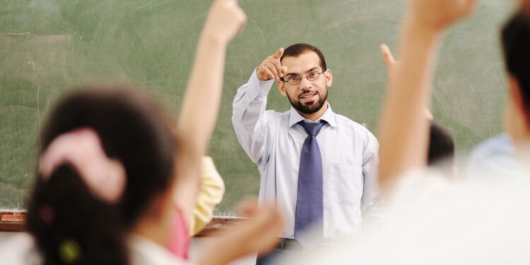 Cubatão abre concurso público para professores com salários de até R$ 9.800. Confira