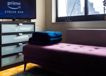 Quarto com TV com Prime Video | Veja essa imagem em: Flickr | Criador: @Epicsunwarrior | Direitos autorais: Ajay Suresh