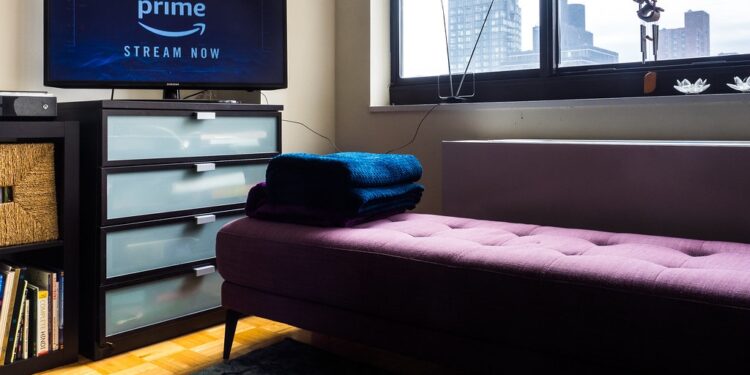 Quarto com TV com Prime Video | Veja essa imagem em: Flickr | Criador: @Epicsunwarrior | Direitos autorais: Ajay Suresh