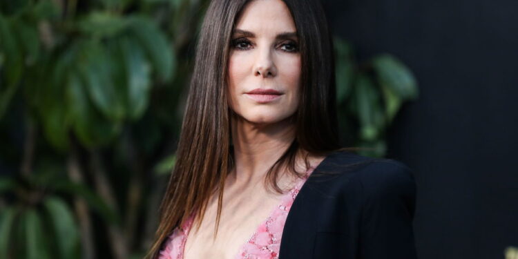 Sandra Bullock: Uma Atriz Completa, Filantropa e Mulher de Negócios