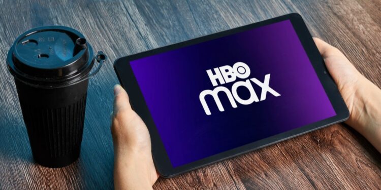 Tablet com logo da HBO Max | Veja essa imagem em: CCNull