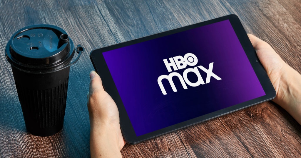 Tablet com logo da HBO Max | Veja essa imagem em: CCNull