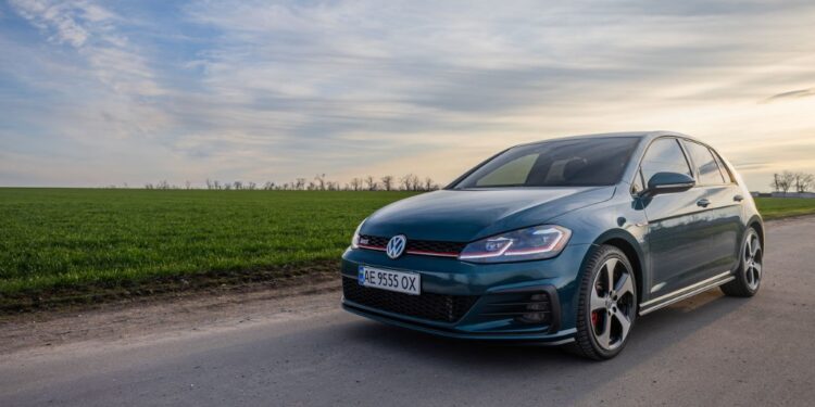 Volkswagen Golf GTI na estrada | Créditos: depositphotos.com / baronvsp89