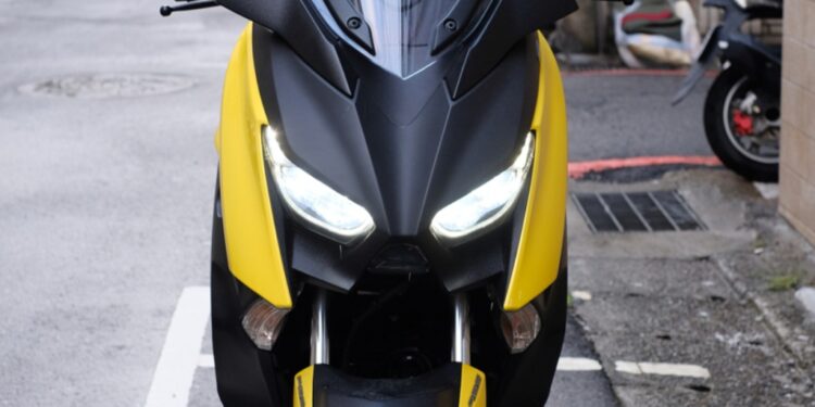 Yamaha XMax 300 de frente | Veja essa imagem em: commons.wikimedia.org