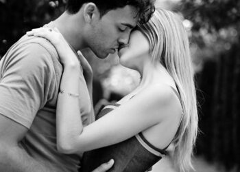 Descubra como cada signo beija: um guia astrológico para o beijo perfeito