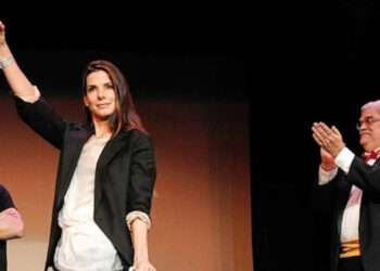 Sandra Bullock recebendo o Framboesa de Ouro de pior atriz - Créditos: Shari B. Ellis/Creative Commons