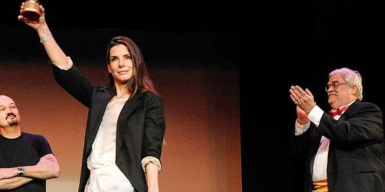 Sandra Bullock recebendo o Framboesa de Ouro de pior atriz - Créditos: Shari B. Ellis/Creative Commons