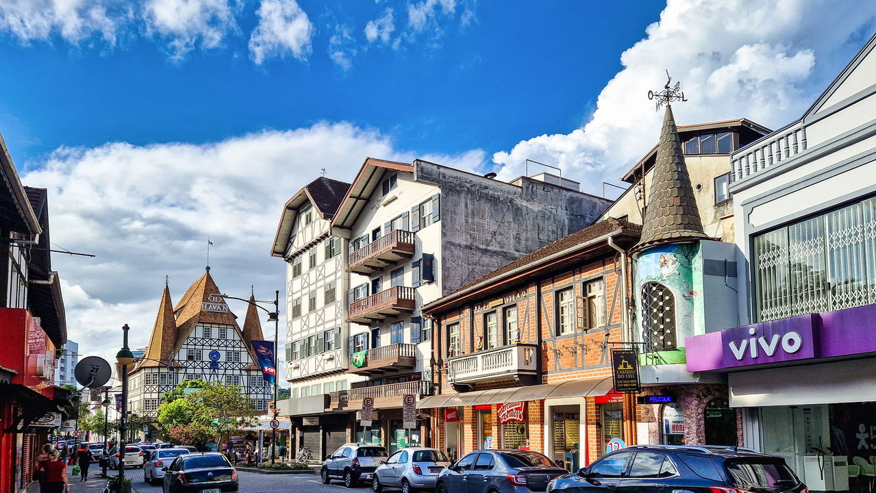 Cidade fundada por imigrantes alemães há mais de 170 anos sedia a maior Oktoberfest das Américas