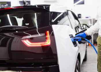 As diferenças entre o carro híbrido comum e o híbrido plug-in