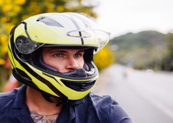 Quais as penalidades por conduzir motocicleta com viseira aberta?