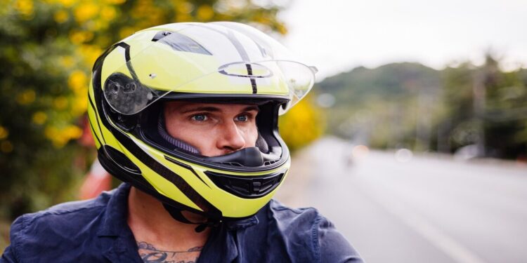 Quais as penalidades por conduzir motocicleta com viseira aberta?