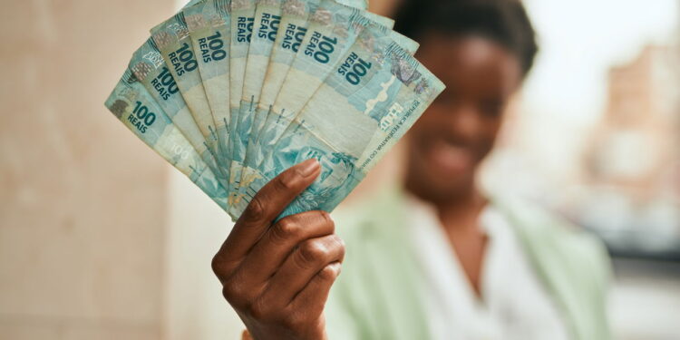 Brasileiros festejam Salário Mínimo de R$ 1.656,52! Confira