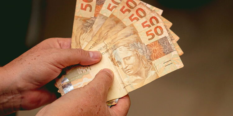 Salário Mínimo de R$ 1.733,10 decretado e trabalhadores comemoram!