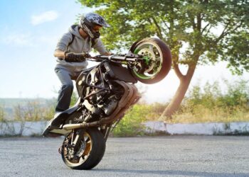 É Proibido Empinar Moto,"Dar Grau"? Veja o que diz a lei no Art 244