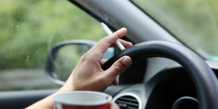 Fumar ao volante gera multa de R$ 130,16, e quatro pontos na CNH. Entenda!