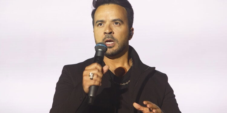 Qual a Fortuna de Luis Fonsi em 2024? Saiba Tudo Sobre Sua Riqueza