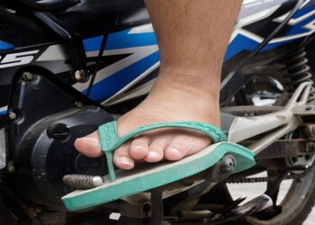 Pilotar Moto De Chinelo No Brasil é Infração e Gera Multa? Entenda!
