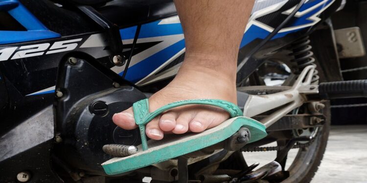 Pilotar Moto De Chinelo No Brasil é Infração e Gera Multa? Entenda!