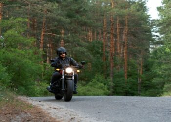 Por que motos são obrigadas ficar com o farol aceso mesmo de dia? Entenda!