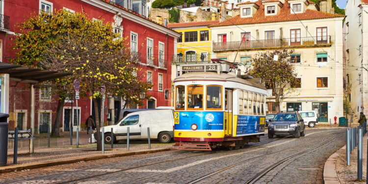 Posso dirigir em Portugal com a CNH brasileira? Confira as regras!